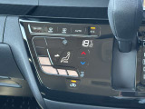 タッチパネル式のオートエアコンで車内はいつでも快適空間です♪ついでにお掃除も楽々です♪