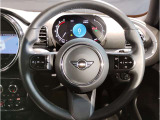 MINIの内装はとにかく『円』に拘ったデザインコンセプトが一目で伝わってきます。これほど円形に拘った車は他に御座いません。伝統のデザイン、トグルスイッチなど遊び心のある内装で御座います。