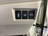 ハンドルの右側にはヘッドライトレベライザーと安全装備の、CTBA(シティブレーキアシストシステム)とVSA(ABS+TCS+横滑り抑制)の解除スイッチがついています。