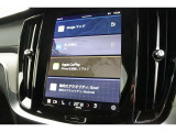インストルメントパネルは僅かに運転席側へと傾けられているほか、余計なスイッチ類を可能な限り排し、運転に集中しやすい環境を造り出しています。