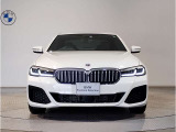 【BMWの伝統】BMWの特徴的な“キドニーグリル”は、80年以上続く伝統の形でございます。変わらないこだわりのデザインが、プレミアムブランド“BMW”を創り出します。