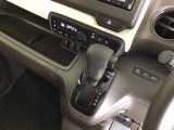発進時から滑らかに加速する無段階変速のCVTはストップ/ゴーの多い街の中も快適です