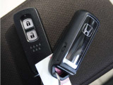【スマートキー&プッシュエンジンスタート】ポケットやバックなどにキーを入れたまま探さなくてもロックの施錠、開錠、エンジンスタートも出来ます。