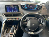 プジョーの特徴でもある小径ハンドル。女性の方でも運転しやすいです