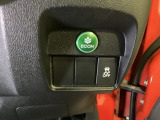 VSA装備車です。VSAはドライバーの操作と車の動きを見守っています。もし車の挙動が乱れたとき、4輪別々にブレーキをかけたり、エンジンパワーをしぼることによって車を安定させます。