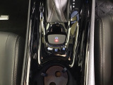 パーキングブレーキはスマートな電子制御式と合わせて渋滞時等にブレーキペダルから足を離しても停車状態を保持してくれるオートブレーキホールド機能で運転が楽になります。スタートはアクセルペダルを踏むだけ