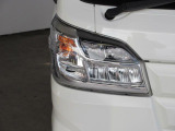 LEDヘッドランプは立ち上がりが早く、素早く前方を明るく照らしてくれます。