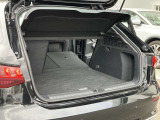 開口部が低く設定されているので、荷物の積み下ろしがスムーズに行えます。更に分割可倒式リアシートの採用でシートのバックレストを倒すと、大きく長い荷物も積み込めます。