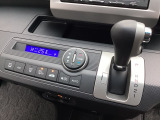 5速AT車のセレクトレバーです。低速から高速までスムーズな走りを実現するとともに、エンジン効率のよい領域を維持することで燃費にも貢献します。