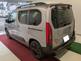 『Doblo』の足元をシックに飾るブラックの16インチアルミホイールを採用。町でもアウトドアでも、スタイリッシュな印象を演出。
