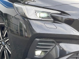 【LEDヘッドライト】悪天候や夜間走行時も良好な視界を確保し安心して運転できる高輝度LEDヘッドライトを装備!点灯速度が早く、消費電力も抑えられています。