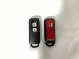 スマートキーを装備しています。鍵を差し込むことなくドアロックの開け閉めと、スタートボタン操作でのエンジンスタートができます。スペアキーも同じものを用意しております。