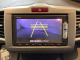 バックでの車庫入れも安心です! リアカメラが付いているバックモニター付のナビを装備しております。操作線もついており距離感も画面から確認できます。