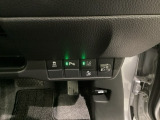 ハンドルの右側にはヘットライトレベライザーとHondaセンシング用のメインスイッチがついています。ヘッドライトレベライザーは道路状況や積荷の加重に応じてライトの高さを調節できます。