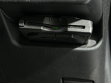 【ETC】有料道路を利用する際に料金所で停止することなく通過できる、ETC車載器(ノンストップ自動料金収受システム機器)が装備されています。セットアップを行うことで利用可能になります。