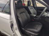 フロント8ウェイパワーシート(運転席メモリー機能付)。夏場はベンチレーテッド、冬場はヒーターにより。季節問わず快適。