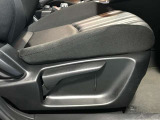 運転席は座面の上下調整ができ適切なドライビングポジションで運転できますよ♪