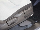 【ハイトアジャスター】レバーの上下操作だけで、座面を運転しやすい高さへ簡単に調節できます。