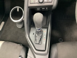 CVT車のセレクトレバーです。低速から高速まで、変速ショックのないスムーズな走りを実現するとともに、エンジン効率のよい領域を維持することで燃費にも貢献します。