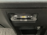 エアコン操作パネルの下にはETCがついています。高速道路の料金所の通過も楽々です!。 カードの取り出しもしやすい場所についています。