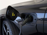 専用コードを接続するだけで簡単に充電が行えます。プラグインハイブリッドモデルRecharge T6 AWD PHEVは、走行中の充電のほか、自宅などに設置された充電機器からの充電が可能です。