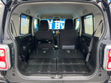 積み下ろしのしやすいデッキにはたっぷりと荷物を積み込んでいただけます。遊びから仕事まで、様々なシーンで頼れます♪