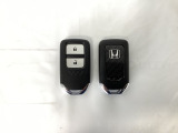 スマートキーを装備しています。鍵を差し込むことなくドアロックの開け閉めと、スタートボタン操作でのエンジンスタートができます。スペアキーも同じものを用意しております。