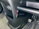 運転席側足元にETC(Aftermarket品)がついています。高速道路の料金所の通過も楽々です。 カードの取り出しもしやすい場所についています。