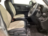 女性でも運転がしやすいように、シートの高さ調整機能(シートリフター)がついています。運転席と助手席の間が空いている為、助手席側への移動がスムーズです。交通量の多い道でも助手席側から乗り降りができます。