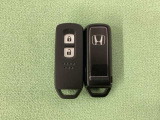 スマートキーを装備しています。鍵を差し込むことなくドアロックの開け閉めと、スタートボタン操作でのエンジンスタートができます。スペアキーも同じものを用意しております。