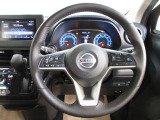 運転が楽しくなる明るく開放的な運転席まわりです。