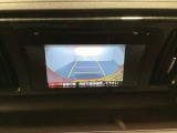 バックでの車庫入れも安心です! リアカメラが付いているバックモニター付のディスプレイオーディオを装備しております。操作線もついており距離感も画面から確認できます。