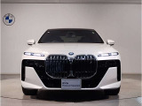 【BMWの伝統-1】BMWの特徴的な“キドニーグリル”は、80年以上続く伝統の形でございます。変わらないこだわりのデザインが、プレミアムブランド“BMW”を創り出します。