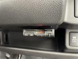 【ETC】有料道路を利用する際に料金所で停止することなく通過できる、ETC車載器(ノンストップ自動料金収受システム機器)が装備されています。セットアップを行うことで利用可能になります。