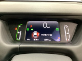 デジタル表示のスピードメーターとタコメーター、燃費やオドメーターなどの表示の他に、ホンダセンシング機能などの表示もできる多機能なマルチインフォメーション・ディスプレイです。