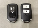 スマートキーを装備しています。鍵を差し込むことなくドアロックの開け閉めと、スタートボタン操作でのエンジンスタートができます。スペアキーも同じものを用意しております。