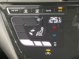 【オートエアコン】一度お好みの温度に設定すれば、車内の温度を検知し風量や温度を自動で調整。暑い…寒い…と何度もスイッチ操作をする必要はありません。快適な車内空間には必須の機能ですね♪