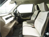 運転席と助手席は足元が繋がっているので自由に行き来しやすいので駐車場が狭いときでも助手席側からスムーズに乗り降りできて便利!
