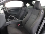 長時間の運転も疲れにくいフロントシート!体をしっかり支えてくれて運転がしやすい形状です!!