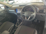 車に乗り込む際に見える景色です。分かりにくいかもしれませんが、ナビがちょっと運転席側に傾いており、走行中に視線を正面から離れない様に考えてデザインしております。