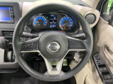 インテリアに合わせたデザインのステアリングは、運転される方のことも考え、運転しやすい形状、大きさです。是非一度、実際に触ってお確かめください。