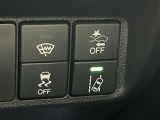 【ステアリングスイッチ】が付いており運転中に前方から目線をそらすことなくオーディオ等の操作が可能なので安心・快適にカーライフをお楽しみいただけます。