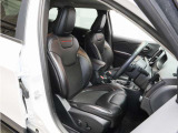 ■トレイルホークロゴ入りハーフレザーシート ■パワーシート ■電動ランバーサポート ■助手席座面下収納 ■後席USB電源 ■後席スライド機構