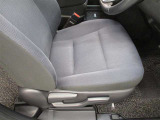 運転席です。座席の上下もできるシートアジャスター付きです。
