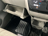 使い勝手の良い、上下2段式のグローブボックスです。車検証や保険証券などドライブ時に必要な書類はすっぽり入るサイズです!