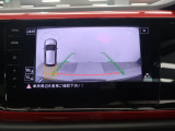 ギアをリバースに入れると車両後方の映像を映し出します。画面にはガイドラインが表示され、車庫入れや縦列駐車などの際に安全確認をサポートします。