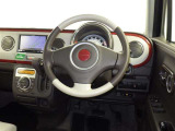 運転の際、常に目にする部分だけにシックで飽きのこないデザインが良いですね。