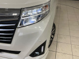 【LEDヘッドライト】悪天候や夜間走行時も良好な視界を確保し安心して運転できる高輝度LEDヘッドライトを装備!点灯速度が早く、消費電力も抑えられています。