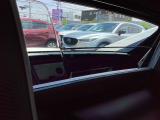 オープン走行時の風の巻き込みを抑えるものです。