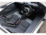 1ZRエンジンを搭載したモデルは2018年に生産を終了しており、エリーゼ全体の流通台数から見ても非常に希少な存在です。